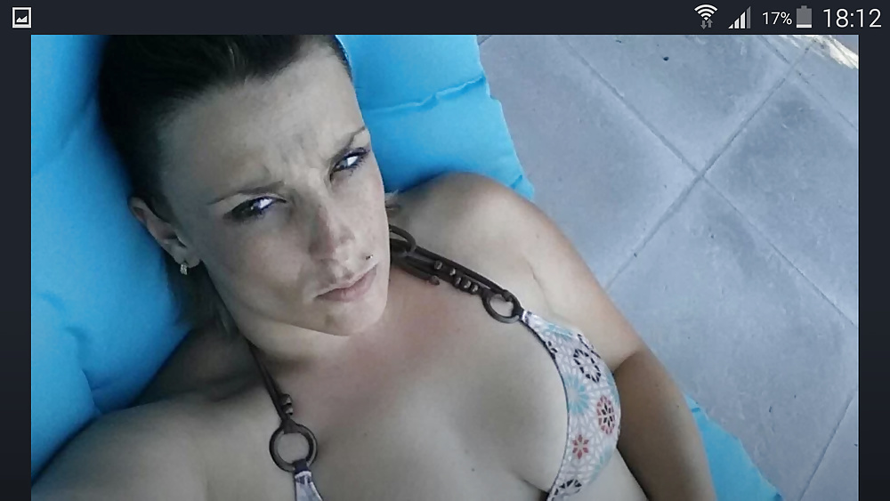 Sensuelle comptable aux seins tout rond veut sucer un coquin bien monté et plus si affinité